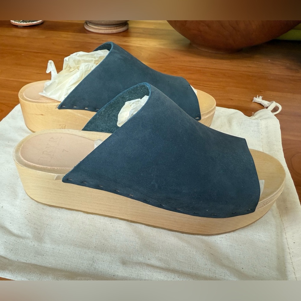 NWT Bryr Clogs - Norma Platform - Peacock - Size 7/37